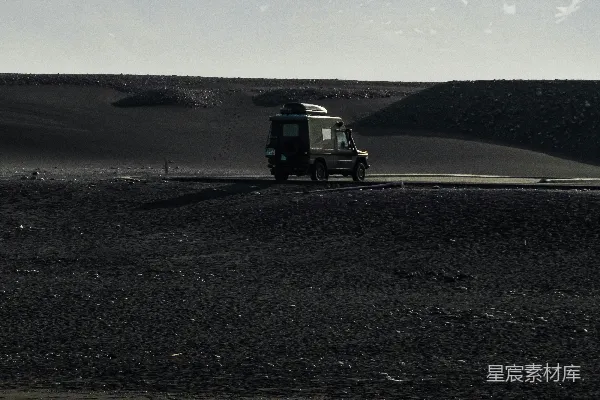 高清摄影 一辆卡车在道路上行驶
