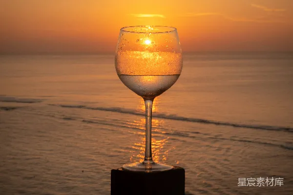 高清摄影 夕阳下，在棕色木桌上的空酒杯。