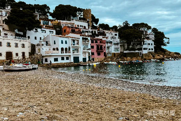 高清摄影 顶部建有房屋的海滩
