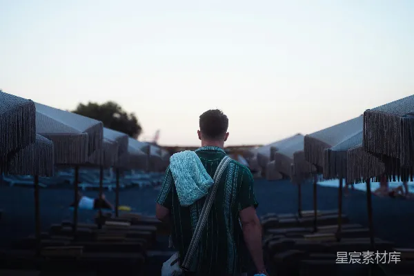 高清摄影 一个男人站在一排伞的前面