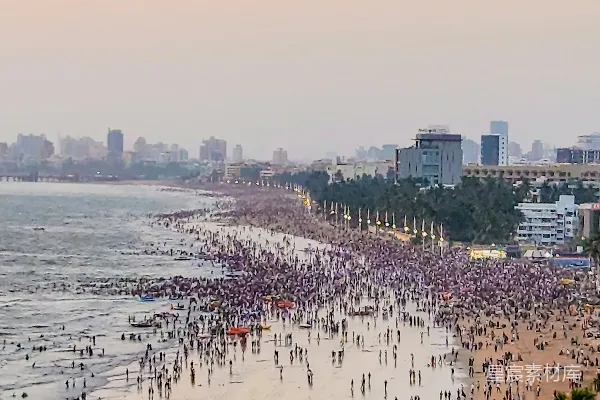 高清摄影 人满的海滩上有建筑和海洋。