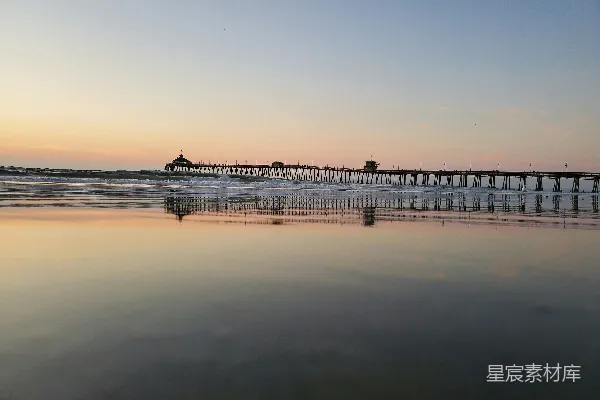 高清摄影 黑色钢桥下碧蓝与橙色天空下的风景