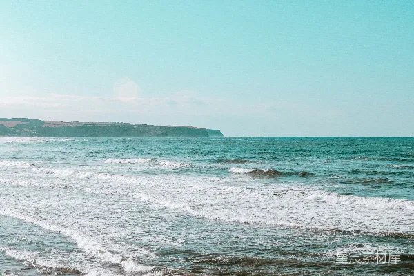 高清摄影 海边白天波浪拍击海岸的景象
