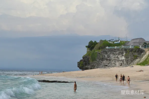 高清摄影 一群人在沙滩上站立在山顶上