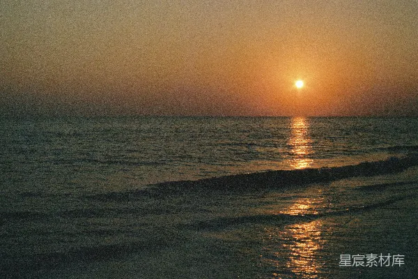 高清摄影 海边的水面上太阳正在落下。