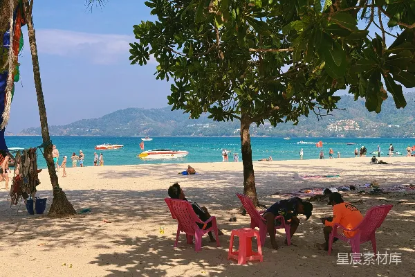 高清摄影 一群人在沙地上坐着。