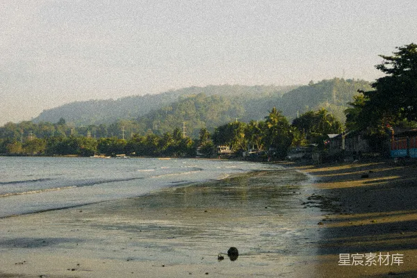 高清摄影 背景中有山的水域景色