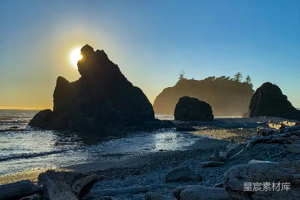 高清摄影 夕阳下的棕色岩石 Formation 在海边