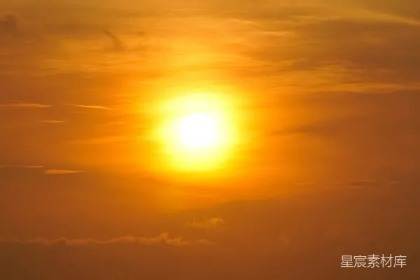 高清摄影 夕阳西下，海天相接处有一叶扁舟。