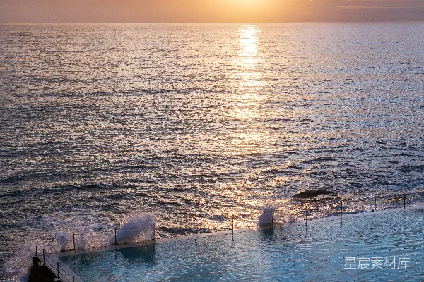 高清摄影 背景中有夕阳的一处大型游泳池
