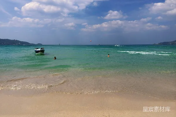 高清摄影 海边有一条船在水里。