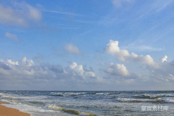 高清摄影 有波浪的海滩和蓝天