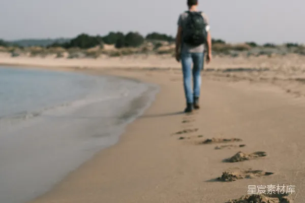 高清摄影 一个男人在海边步行，靠近海洋
