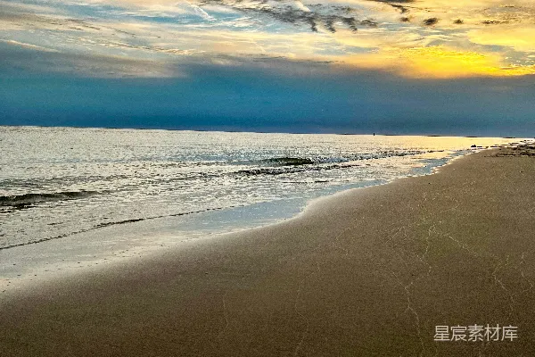 高清摄影 一个有海浪和蓝天的海滩