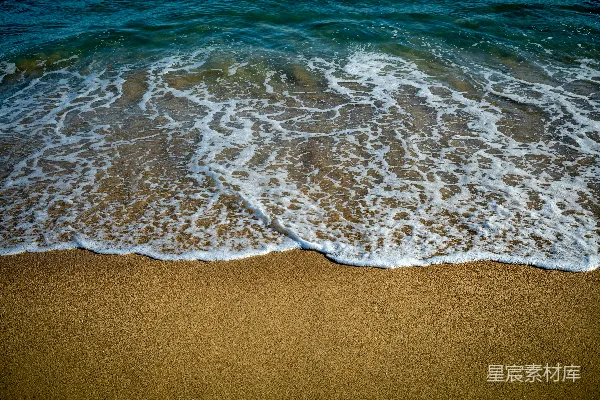 高清摄影 一片细软的沙滩上波浪涌向岸边