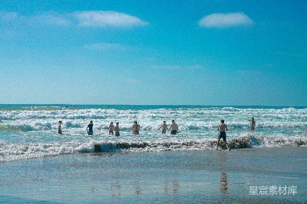 高清摄影 海滩上的人在白天