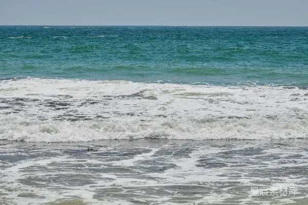 高清摄影 海滩上一个人拿着冲浪板