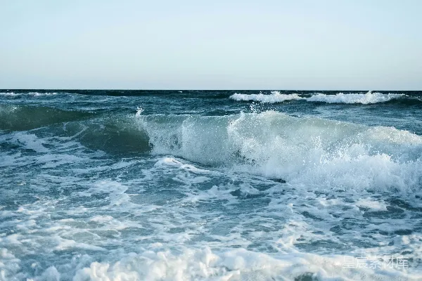 高清摄影 海滩上的波浪涌动