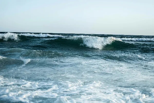 高清摄影 海滩上浪花拍打的声⾳