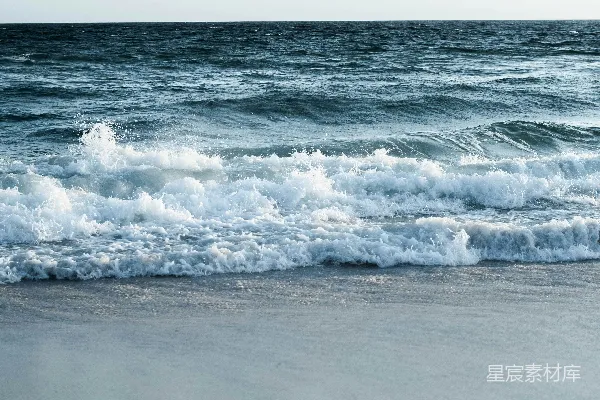 高清摄影 海滩上的海浪撞击