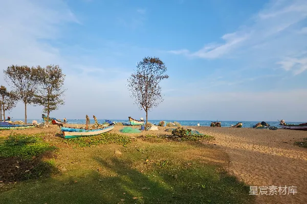 高清摄影 一排小船停放在沙子覆盖的海滩上