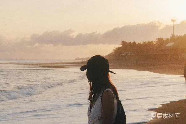 高清摄影 白裙女子站在海滩上观赏日落