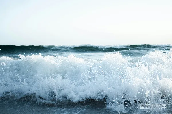 高清摄影 海滩上的波浪撞击