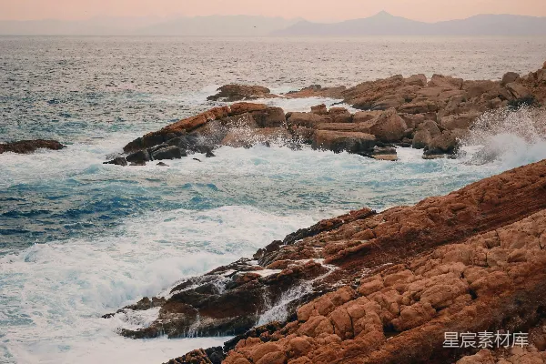 高清摄影 一个人站在岩石海岸旁面向着大海