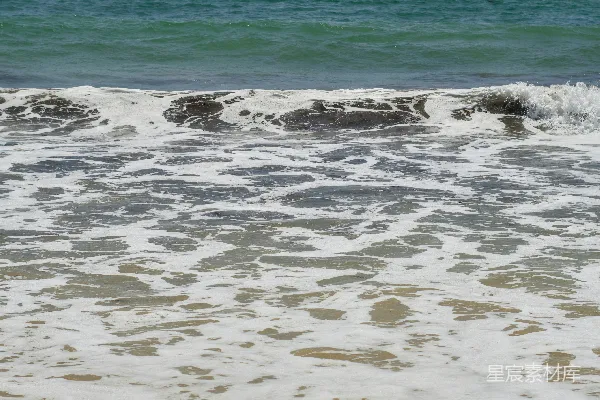 高清摄影 一个穿着冲浪板走在海滩上的行人