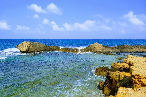 高清摄影 棕色岩石海岸在蓝天下的白天
