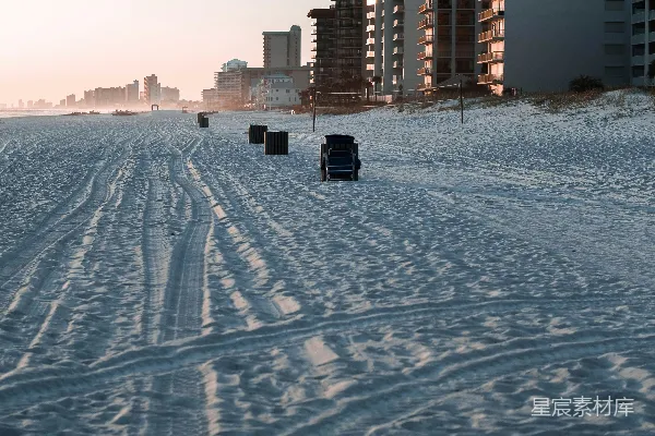 高清摄影 两侧有建筑物的雪路