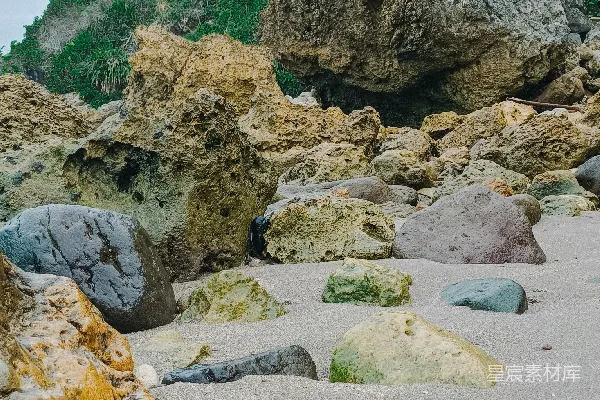 高清摄影 满是石头的崎岖沙滩
