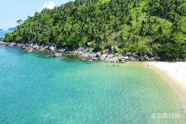 高清摄影 海边的一处俯视景象，有人在水中嬉戏
