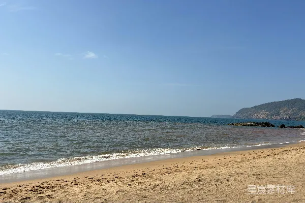 高清摄影 一片沙滩，波涛涌向岸边。