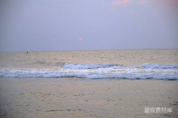 高清摄影 海洋中一个骑着冲浪板的人在波浪上。
