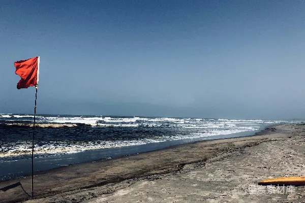 高清摄影 海边白天海浪拍打在沙滩上