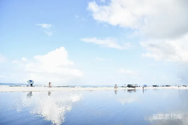 高清摄影 白天人们在海滩上散步