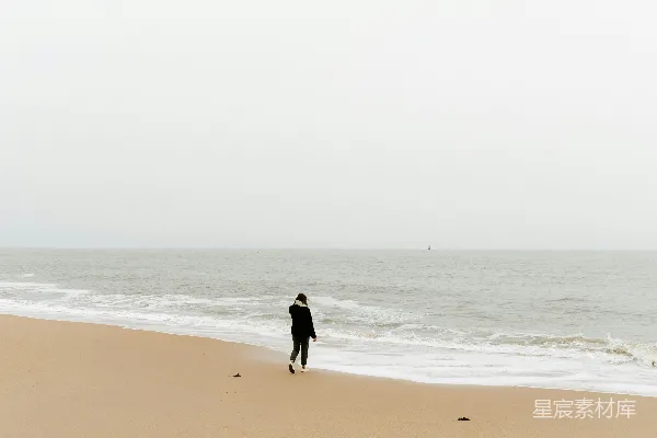 高清摄影 海边一个人走在沙滩上