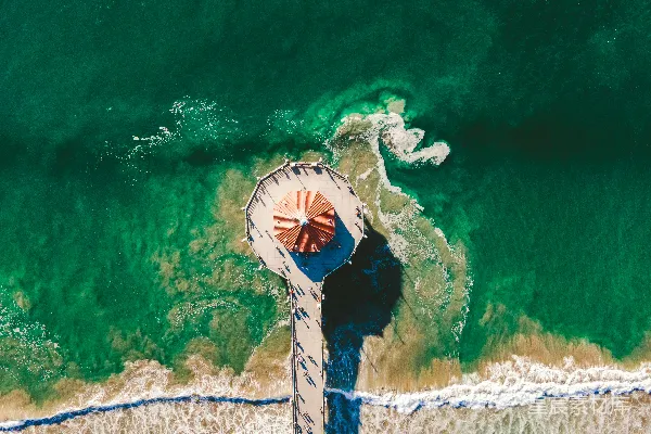 高清摄影 海滩上空的俯视图，可以看到沙滩上有遮阳伞。