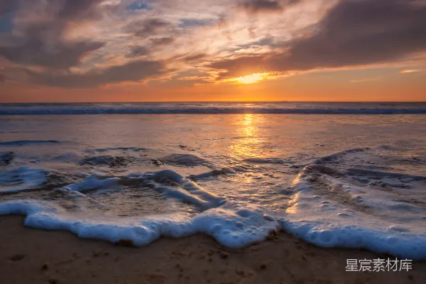 高清摄影 海边日落时海水拍击岸边的波浪