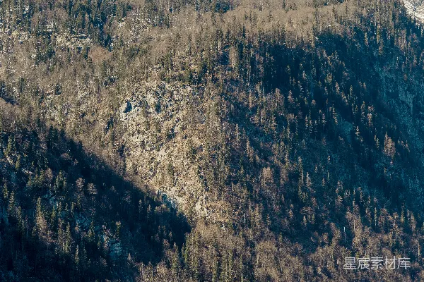 高清摄影 一座山顶被白雪覆盖的山脉旁边有一片水域