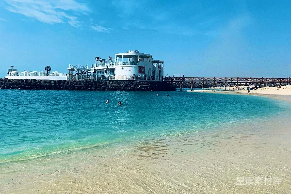 高清摄影 棕色木制码头在蓝天白云下海面上的白天景色
