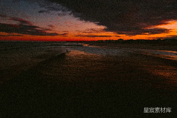 高清摄影 海滩上日落的美景，波涛汹涌而来