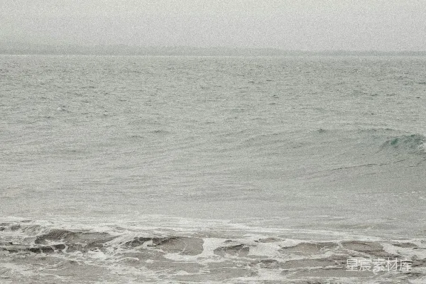 高清摄影 一个男子骑在冲浪板上 surfing于海浪之上