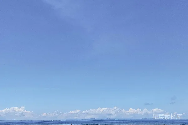 高清摄影 海滩上的人拿着冲浪板