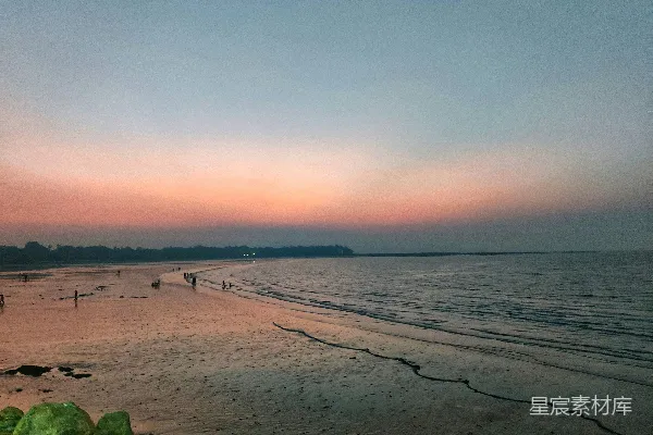 高清摄影 一群人在沙丘顶部站立。