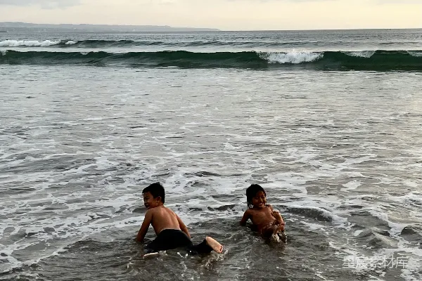 高清摄影 两个男孩在海滩上玩水