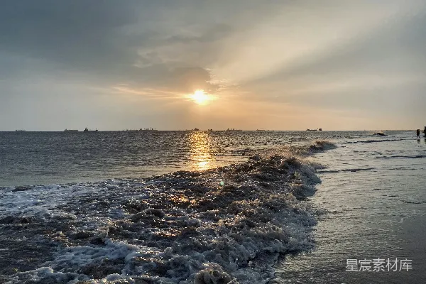 高清摄影 海浪在夕阳下拍打海岸