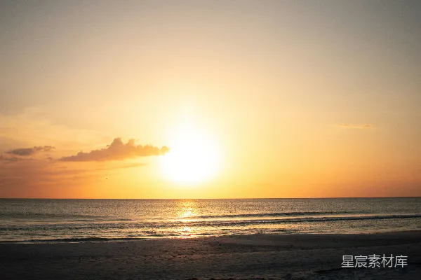 高清摄影 海平面上方的太阳正在落下