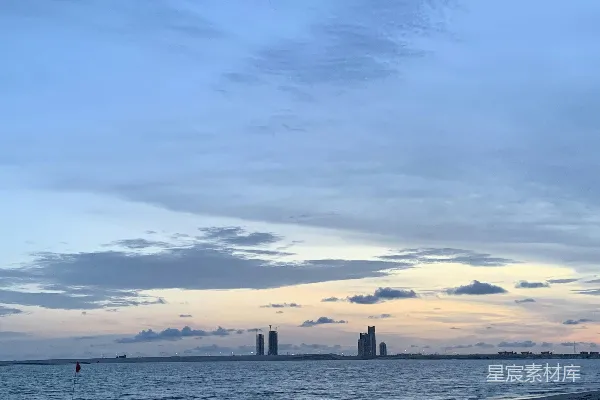 高清摄影 城市附近的海在白天